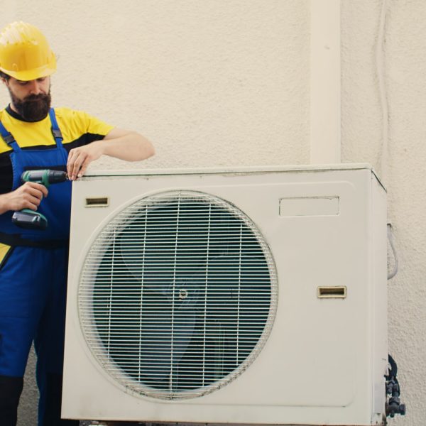 expert-wireman-works-air-conditioner (1)-min